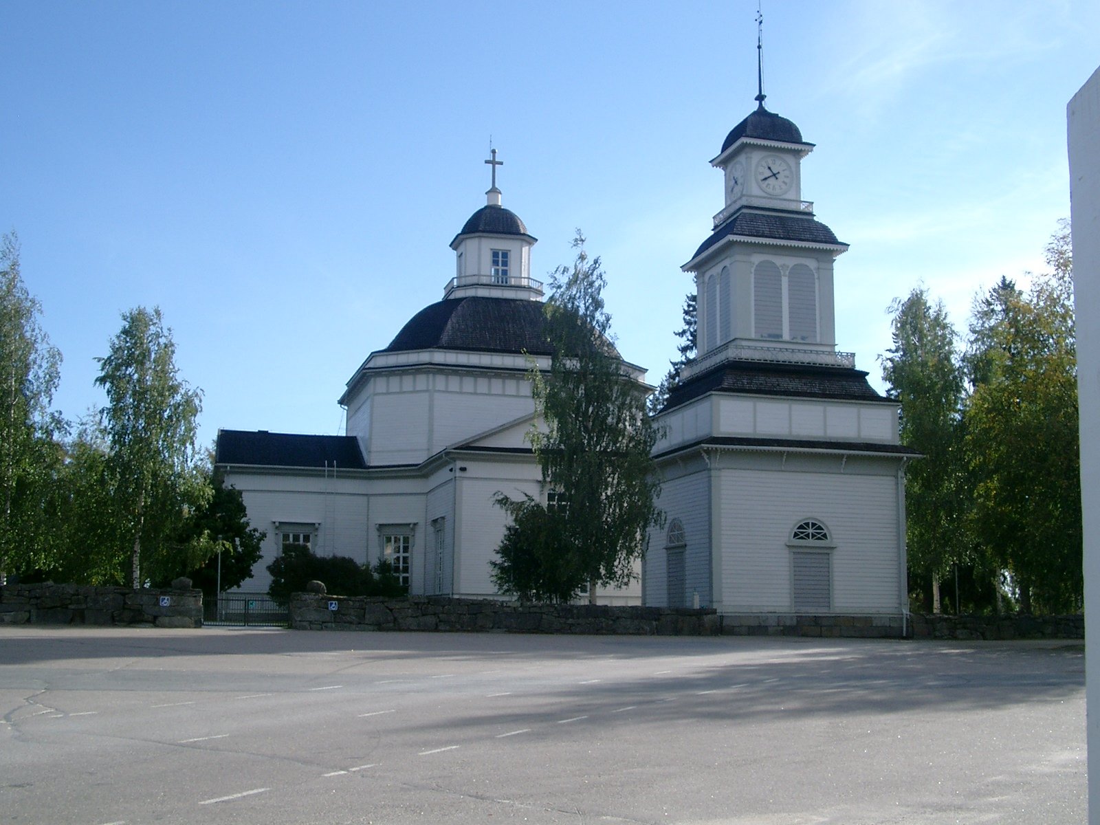 Alajärven kirkko syyskuussa 2007.jpg