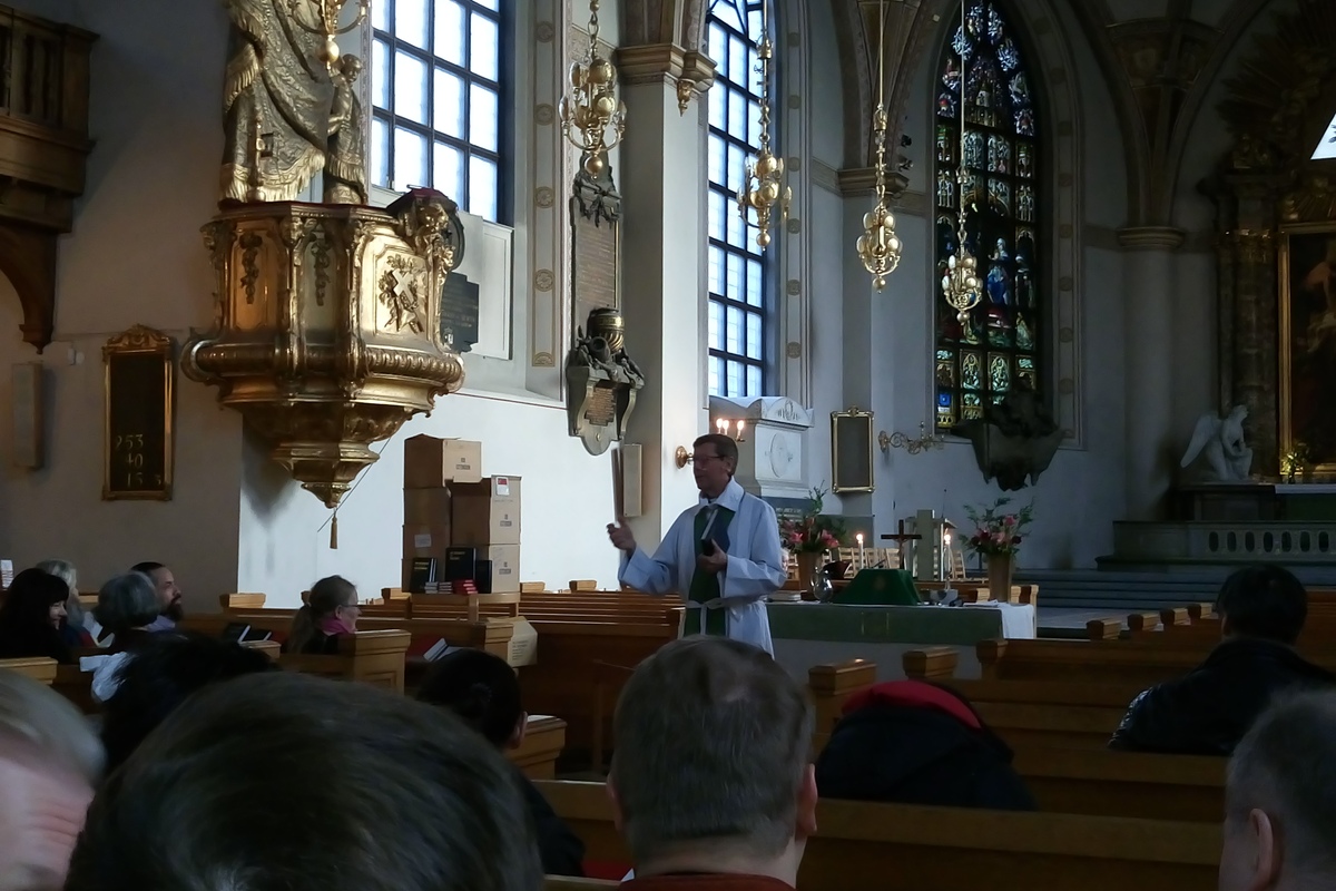 Liturgi jakaa ehtoollista messussa Klaara-kirkossa